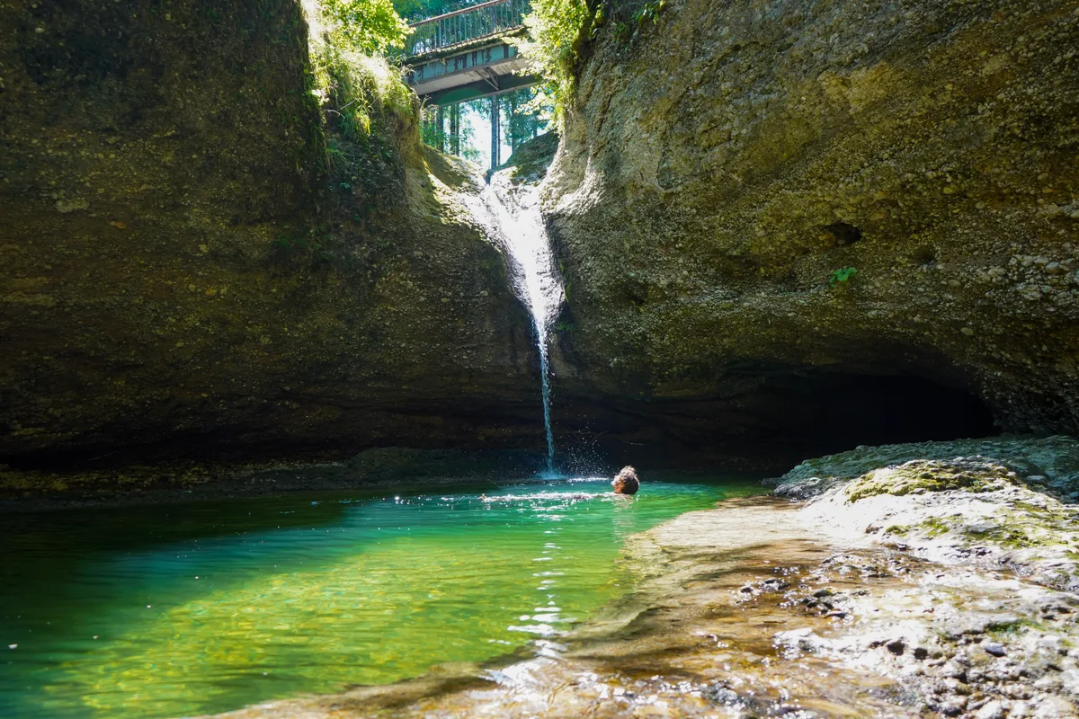 dsc01629_0 Entspannt und abgekühlt: Beim Wasserfall Buri an der Töss ist eine Abkühlung noch möglich., Sprünge wie diese aber nicht mehr; der Wasserpegel ist so tief gesunken, dass ein Sprung mittlerweile lebensgefährlich wäre.