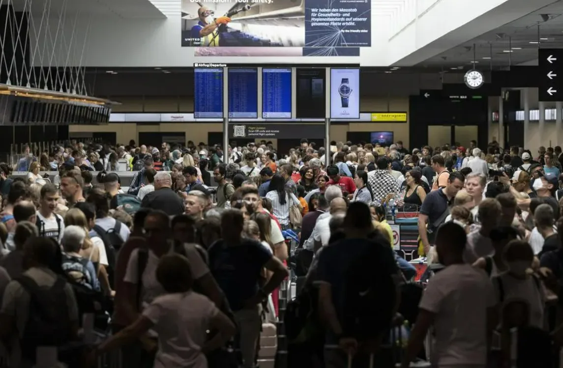 flughafen Immer wieder mussten viele Leute auf einen Weiterflug warten – hier die volle Check-In-Halle am 16. Juli.