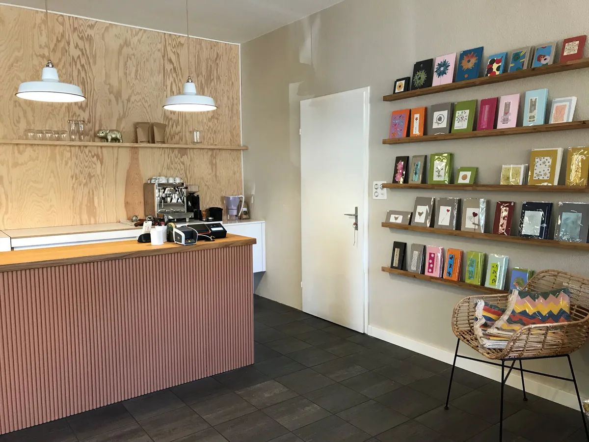 foto_blickreich_laden_1 Blick in den neuen Laden: Das Werkheim Uster eröffnet am Mittwoch einen Shop., Der «Blickreich»-Laden bietet Secondhand-Mode und verschiedene Desingerprodukte., Das «Blickreich» ersetzt den bisherigen Laden «Geschenkreich».