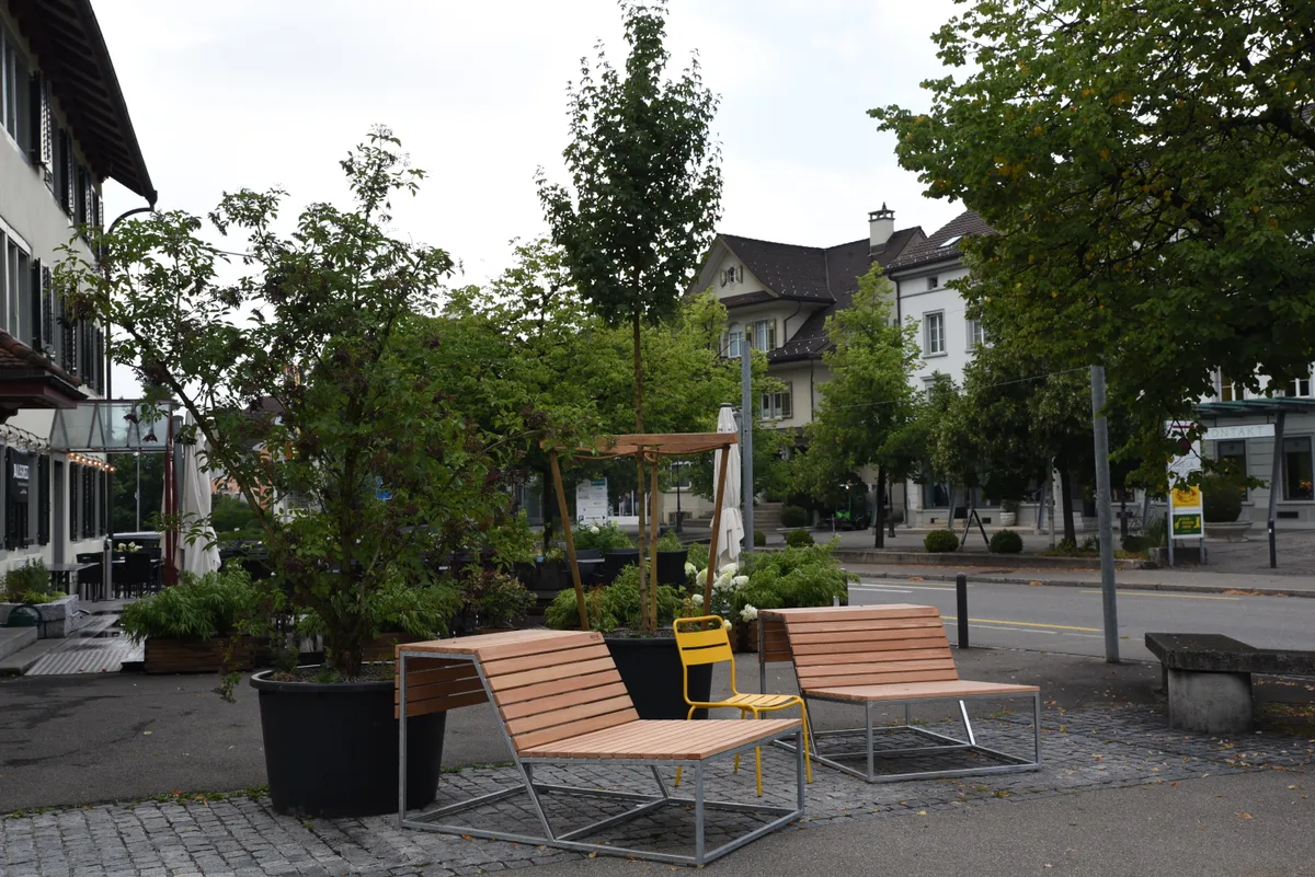 med_info_69_2022_08_04_zentrum_oberwetzikon Aktuell können auf dem Leueplatz und vor dem Oberland Märt in Wetzikon verschiedene Sitzgelegenheiten getestet werden.