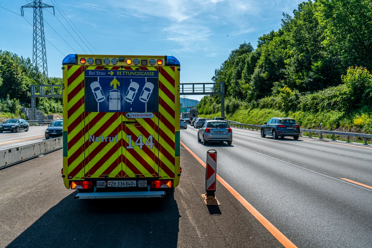 rettungsdienst_unterwegs Startet von einem neuen Standort: der Rettungsdienst Winterthur., So bezieht der Rettungsdienst einen neunen Standort in Weisslingen., Der bisherige Standort in Kemptthal wird aufgegeben, da er nicht mehr den Anforderungen entsprach., Kommandant Markus Huggler sagt, dass sich die Suche nach einem neuen Standort «rasch und einfach gestaltete».