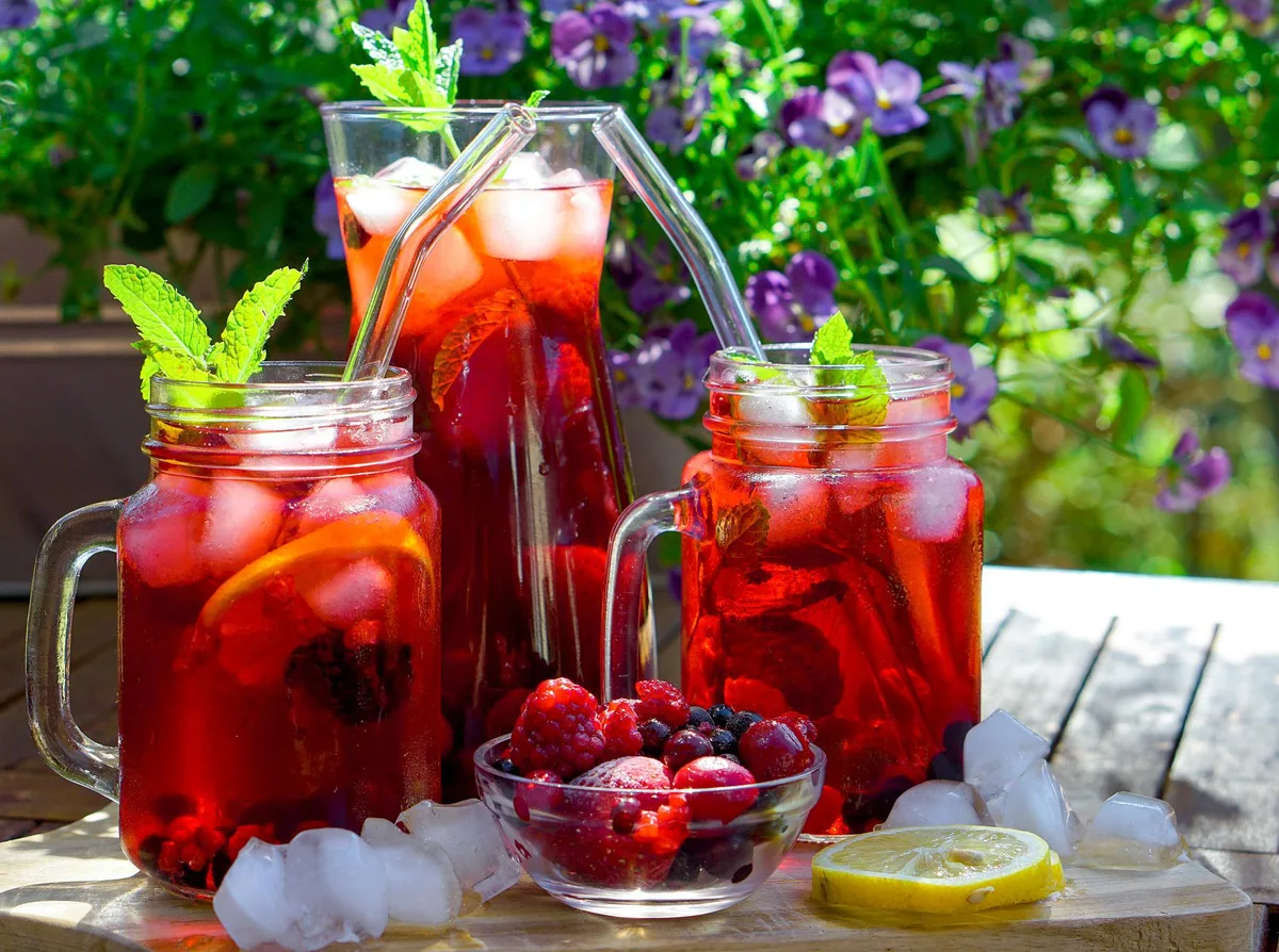 Gläser mit Beeren-Tee.