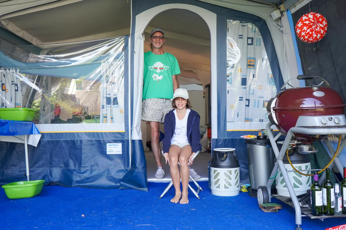 dsc01743 Pat Widmer und seine Tochter Emily verbringen ihren Sommer regelmässig in Maur auf dem Zeltplatz Aschbach., Ihre Zeit vertreiben sie sich unter anderem mit Würfelspielen., Das Zelt der Widmers ist dank einer Solarzelle auf dem Dach das einzige mit Stromanschluss.