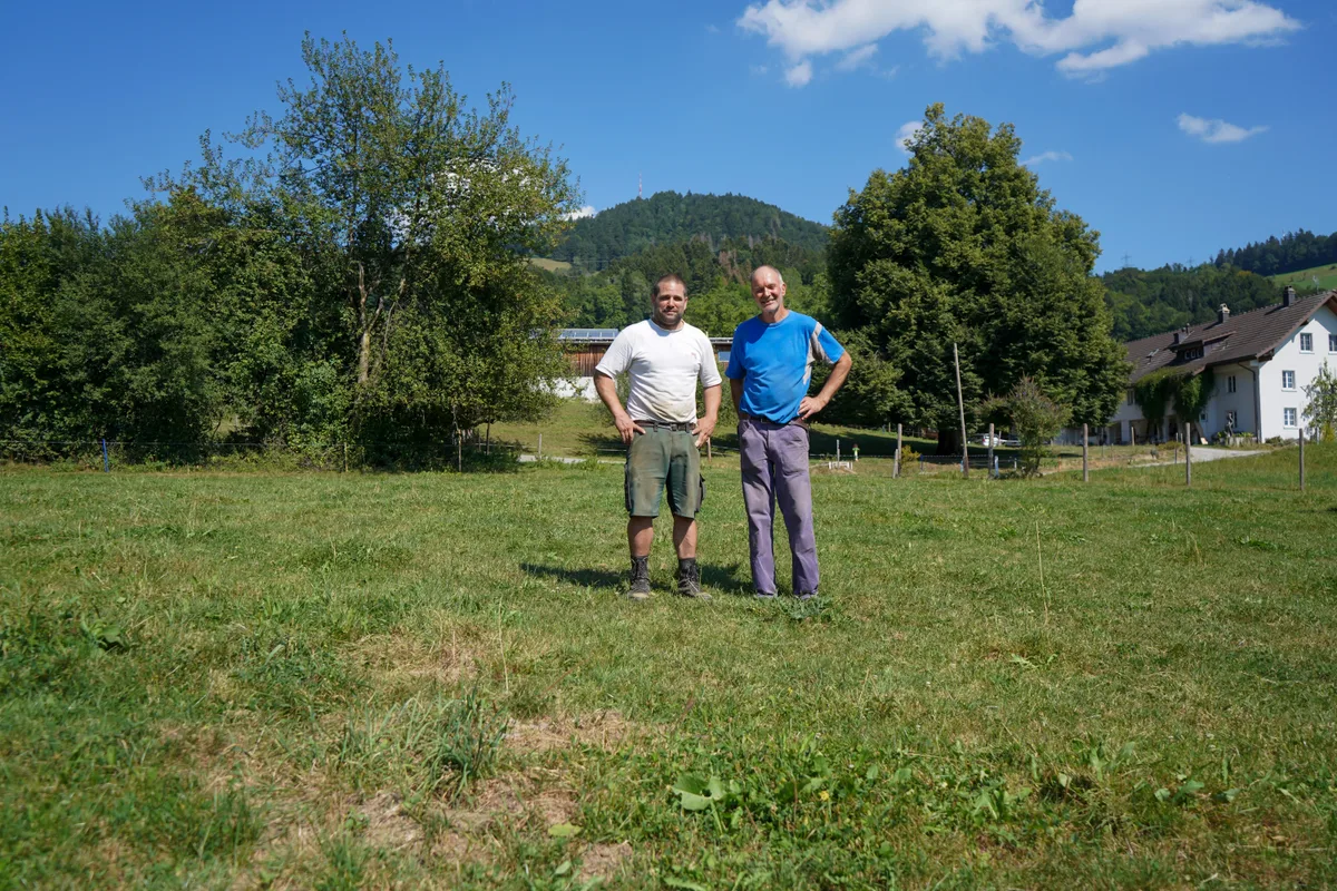 dsc01948 Andy Tobler (l.) und Alfred Schädeli betreiben den Hof Looren in Wernetshausen. Dort findet künftig das «Schlaubi» statt., Das Festival kann auf einer grossen Wiese aufgebaut werden. Diese ist umgeben von zwei Bächen und Wald.