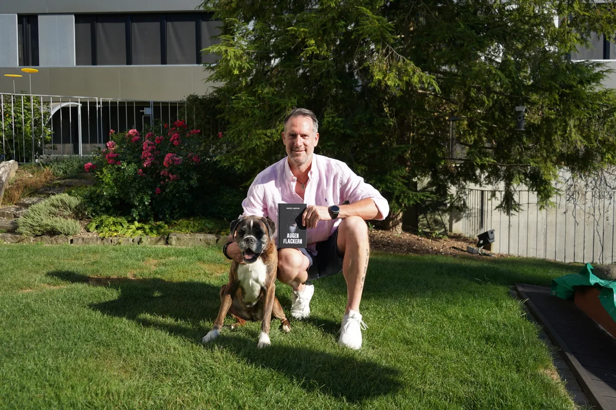 Marcel Wepfer aus Dübendorf ist stolz auf sein geschriebenes Buch., Viele Stunden hat er für sein Werk Augenflackern an diesem Platz in seinem Garten verbracht. , Und viel Zeit hat er neben dem Schreiben auch mit der Suche nach einem Verlag und der Produktion des Covers verbracht.