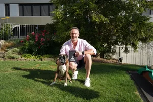 dsc01609 Marcel Wepfer aus Dübendorf ist stolz auf sein geschriebenes Buch., Viele Stunden hat er für sein Werk Augenflackern an diesem Platz in seinem Garten verbracht. , Und viel Zeit hat er neben dem Schreiben auch mit der Suche nach einem Verlag und der Produktion des Covers verbracht.