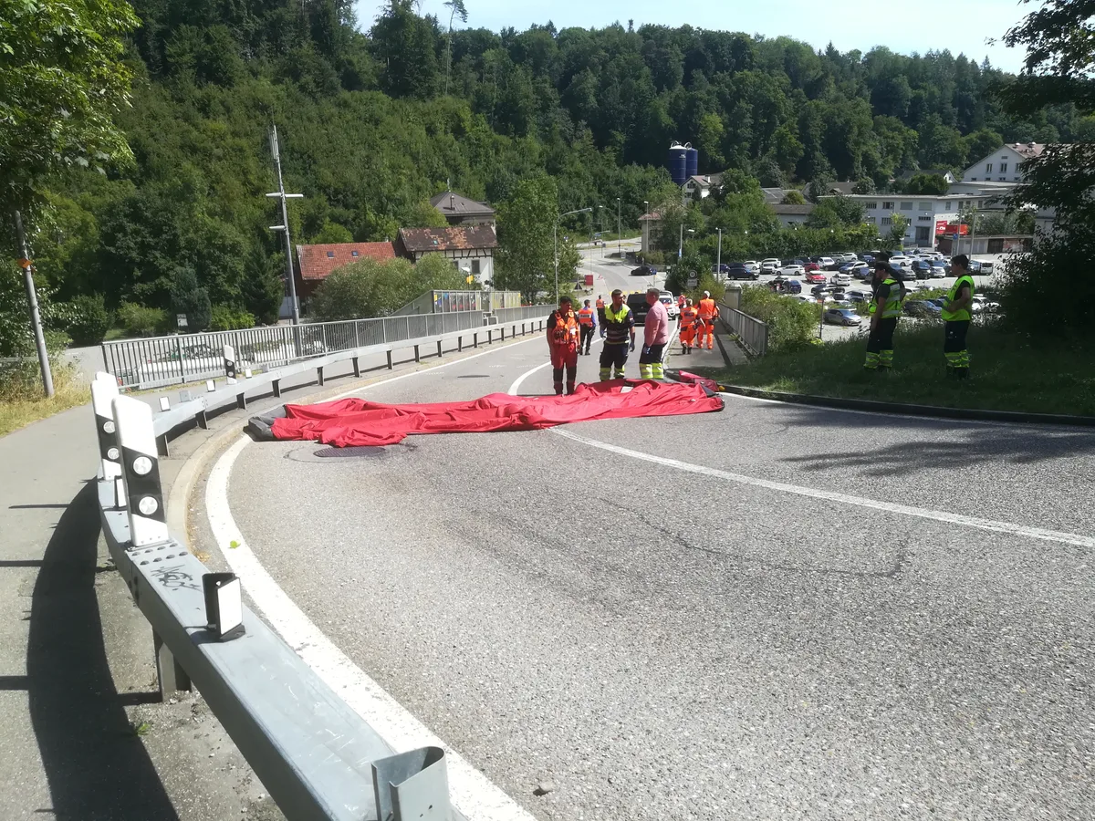 1408_unfall_aathal_kurierfahrerin_3 In der steilen Rechtskurve von Sack nach Aathal ist am Sonntagmorgen eine 60-jährige Frau verunfallt., Die Kurierfahrerin fuhr aus bisher unbekannten Gründen in der Kurve gerade aus und prallte gegen den Randstein., Trotz sofort eingeleiteten Wiederbelebungsversuchen verstarb die Frau noch auf der Unfallstelle., Die Strasse war bis kurz vor 12 Uhr gesperrt.