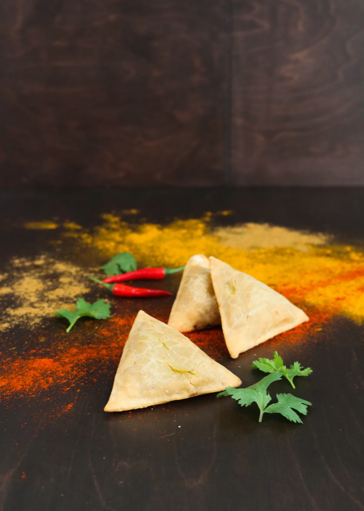 juli-moreira-3oc6ozx4laq-unsplash Traditionell werden Samosa frittiert. Im Backofen werden sie aber genauso knusprig und sind zudem kalorienarmer.