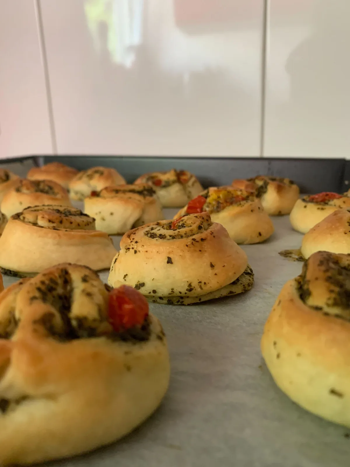schnecken Pizzaschnecken eignen sich gut als Mitbringsel zur Grillparty., Die Schneckeen können wie hier mit Pesto, aber auch mit anderen beliebigen Zutaten gefüllt werden.