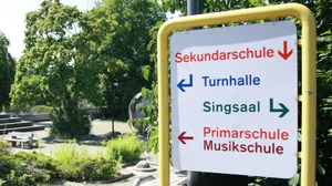 schulanlage_staegenbuck_-_bearbeitet In Dübendorf herrscht im Vergleich zu anderen Gemeinden eine fast schon entspannte Situation. , Karin Zulliger erhofft sich von Quereinsteigern ohne Diplom «eine neue Perspektive».