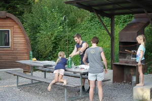 dsc01964 Essen zwischen Holz-Iglus: Familie Gremminger an ihrem ersten Ferienabend.., Die Familie verbringt ihre Sommerferien auf dem Campingplatz Atzmännig., Dort schlafen sie drei Nächte in einem der Podhäuser., Die Unterkünfte können gemietet werden., Auf einer kleinen Lichtung stehen mehrere der Holz-Iglus, die mit Betten, Strom, Licht und sogar einer Heizung ausgestattet sind, Der Weg zu den Sanitäranlagen ist von den Podhäusern nicht weit., Der Campingplatz Atzmännig bietet vor allem Stellplätze für Dauercamper an., Neben Wandern freut sich die Familie in ihren Ferien auch auf andere Freizeitaktivitäten wie Rodeln und den Seilpark.