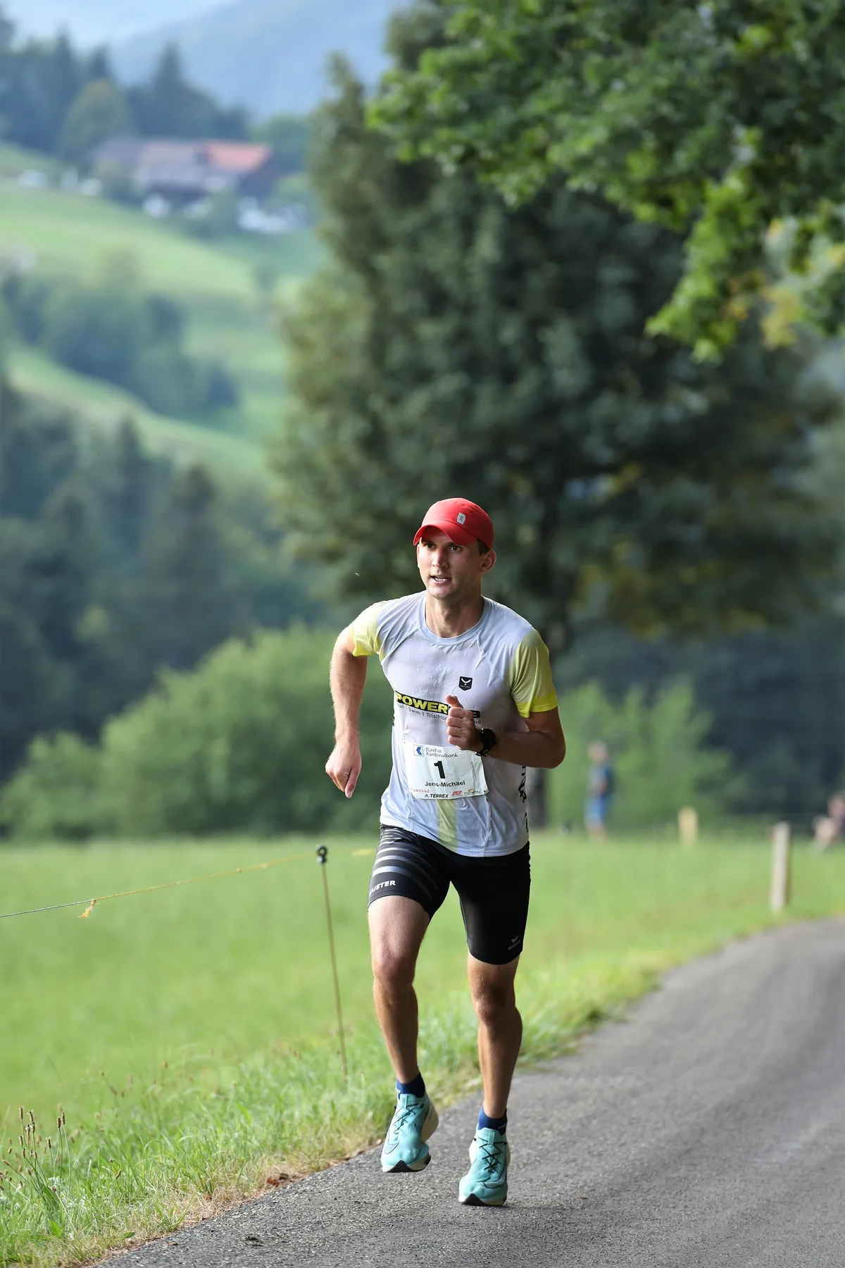 gossauer_0 Allein auf weiter Flur: Jens-Michael Gossauer in der 2. Etappe zum Sonnenhof. , Nadja Kessler (links) läuft ihrem zweiten Sieg entgegen., Im ersten Teilstück war Salome Wildermuth Dritte geworden, in der 2. Etappe wurde sie Zweite., Als Dritte klassierte sich Outi Supponen erneut auf dem Podest.