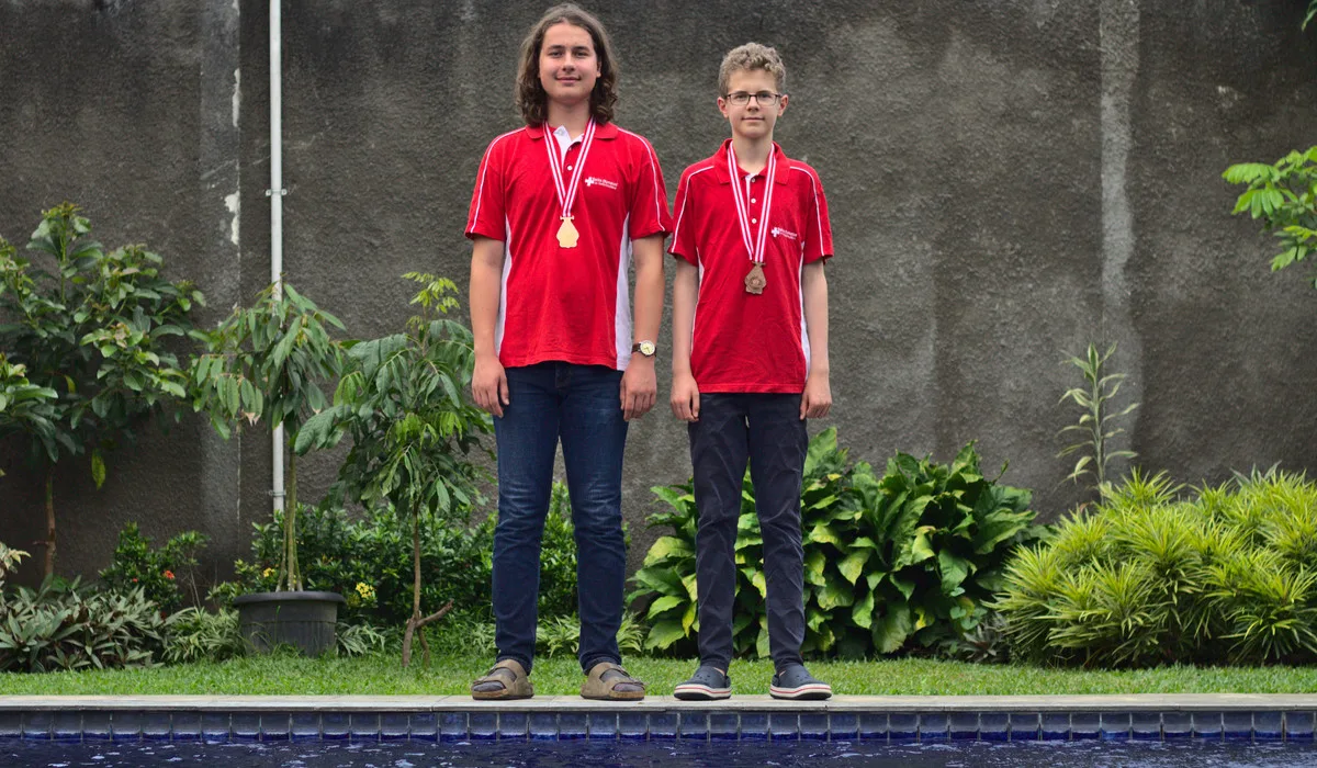 sdfasfwqerqwera Stolzer Gewinner der Bronzemedaille: Josia John, 17-jähriger Kantischüler aus Effretikon., Daumen hoch! Josia John (ganz links) mit anderen Schweizer Teilnehmern vor einer Tempelanlage in Indonesien.