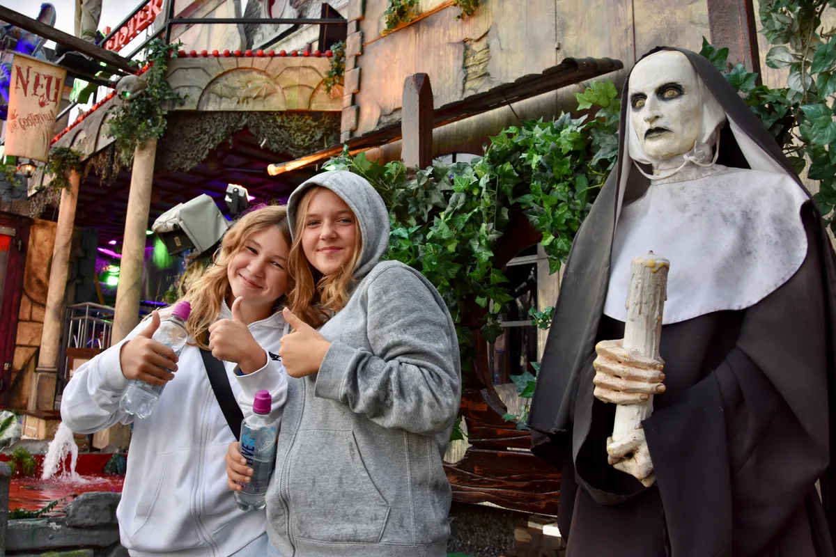 Lorina Aeppli und Sarah Eisenrieder an der Chilbi Wetzikon 2022. 