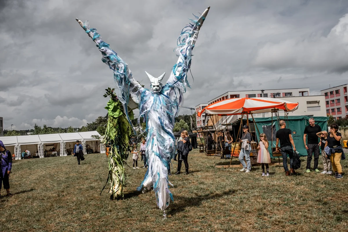 dscf3088 Das Fantasy Festival in Volketswil lockte allerlei Verkleidungsfreudige an., Simone und Mathias von ob der Glatt sind durch die Zeit ans Fantasy Festival Volketswil gereist., Pascale Dasen schwirrt als grüne Fee herum, wobei es sich bei ihren Hörnern um echte Ziegenhörner handelt., Jessica besucht das Festival als «Huntress» aus «Dead by Daylight».