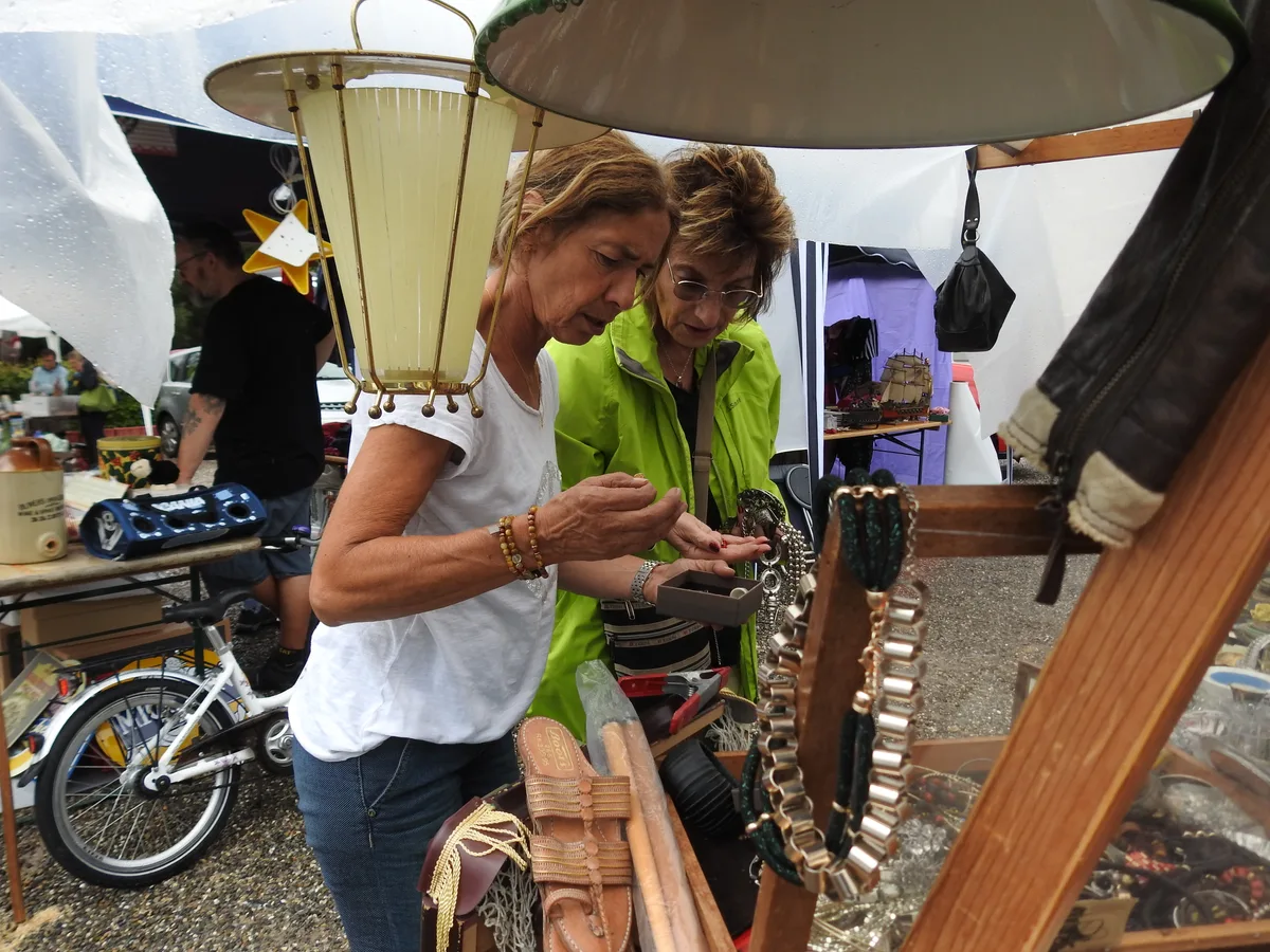 summerflohmi-turbenthal-8 Das Feilschen um den Preis gehört auf dem Flohmarkt dazu., Allerlei wurde am Flohmarkt angeboten., Mitten auf dem Gemeindehausplatz betrieb der Museumsverein eine kleine Festbeiz., Albert Camenzind möchte das Präsidium des Vereins bald abgeben und ist von einer guten Nachfolge-Lösung überzeugt., Für den Führerschein reicht es noch nicht, aber das Motorrad hat er schon mal auf sicher., Werner Büchi aus Turbenthal päsentiert ein Schnäppchen. «So ein Liter-Zylinder für einen Stutz ist doch der Hammer.», An diesem Flohmarkt wurde das Schild nicht gebraucht, der Verkäufer hat es zur Seite gestellt.