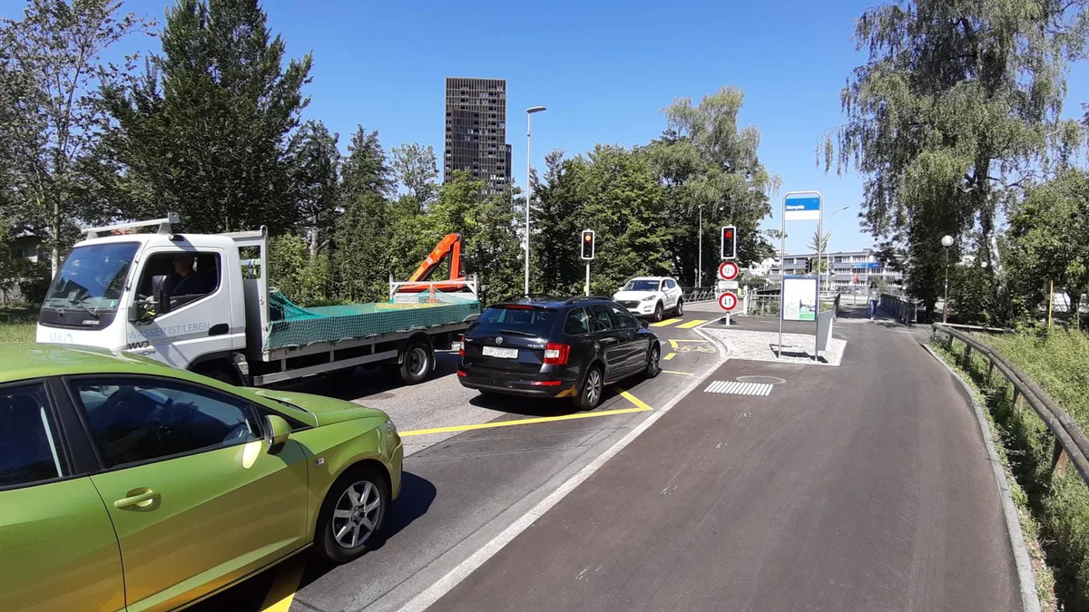 Freie Fahrt für freie Bürger? Mit dem aktuellen Verkehrsaufkommen ist das auf der Memphisbrücke der Fall. , Das Lichtsignal ist abgestimmt auf die Anlage auf der nahen Memphiskreuzung. , Eine vorbildlicher Fussgänger wartet an der Ampel. Insgesamt ist die Disziplin der Passanten aber nicht wahnsinnig gross., Ohne Lichtsignalanlage haben sich die Automobilisten gegenseitig blockiert.