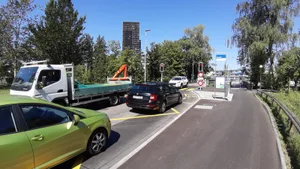memphisbruecke_lichtsignal_1_korr_preview Freie Fahrt für freie Bürger? Mit dem aktuellen Verkehrsaufkommen ist das auf der Memphisbrücke der Fall. , Das Lichtsignal ist abgestimmt auf die Anlage auf der nahen Memphiskreuzung. , Eine vorbildlicher Fussgänger wartet an der Ampel. Insgesamt ist die Disziplin der Passanten aber nicht wahnsinnig gross., Ohne Lichtsignalanlage haben sich die Automobilisten gegenseitig blockiert.