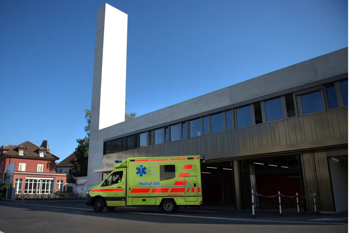 bu_rettungsdienst_stuetzpunkt_uster_23082022_jam11 Der Neubau ist direkt an der Feldhofstrasse gelegen., In der langen Einstellhalle der neuen Wache hat es Platz für fünf Rettungswagen., Im Retablierungsraum wird nach dem Einsatz das verbrauchte Material wieder aufgefüllt., Gibt es während längerer Zeit in der Nachtschicht keinen Einsatz, können sich die Teammitglieder in Einzelzimmer zurückziehen., Rettungsdienst-Leiterin Barbara Henzen in einer der neuen, grossen Garderoben.