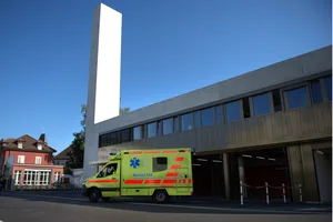 bu_rettungsdienst_stuetzpunkt_uster_23082022_jam11 Der Neubau ist direkt an der Feldhofstrasse gelegen., In der langen Einstellhalle der neuen Wache hat es Platz für fünf Rettungswagen., Im Retablierungsraum wird nach dem Einsatz das verbrauchte Material wieder aufgefüllt., Gibt es während längerer Zeit in der Nachtschicht keinen Einsatz, können sich die Teammitglieder in Einzelzimmer zurückziehen., Rettungsdienst-Leiterin Barbara Henzen in einer der neuen, grossen Garderoben.