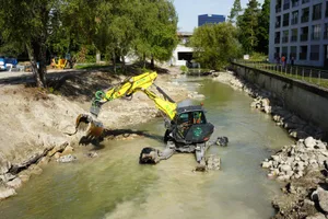 renaturierung_glatt_zwicky_12_preview_0 Störsteine, Schwellen und Mulden verursachen unterschiedliche Strömungen und diversifizieren die Lebensräume am und im Wasser. , Renaturiert wird ein rund 400 langer Flussbereich. Der Uferweg bleibt bis zum Frühjahr gesperrt., Die Platzierung der Steine und Verbauungen scheint zufällig, effektiv ist aber alles genau festgelegt. , Robert Kriewitz vom Awel ist der Projektleiter. , Die Mauer links muss stehen bleiben, damit das Grundwasser nicht abfliesst und den Untergrund destabilisiert. , Das verbaute Ufer wurde aufgebrochen, jetzt hat es mehr Platz für die Natur. , Hier bei der Überbauung Riedgarten entsteht eine breite Sitztreppe; die Besitzerin der Liegenschaft beteiligt sich finanziell.. , Unter dieser Steinplatte können sich die Fische vor dem Reiher verstecken.