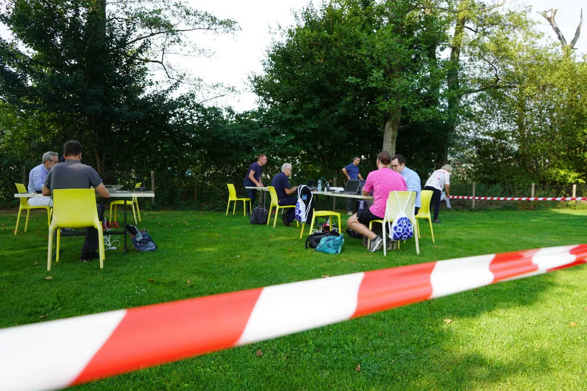 Menschen arbeiten im Strandbad Niederuster.