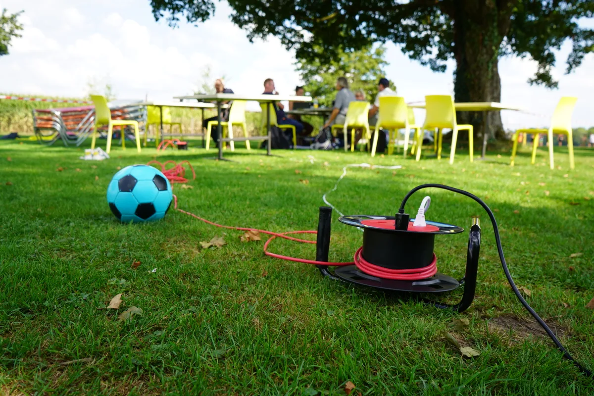 dsc02095 Arbeiten, wo sonst Fussball gespielt wird: Das war am «Green Desk Day» in Uster der Fall., Die Stadt Uster möchte so kreatives Arbeiten und die Natur verbinden.