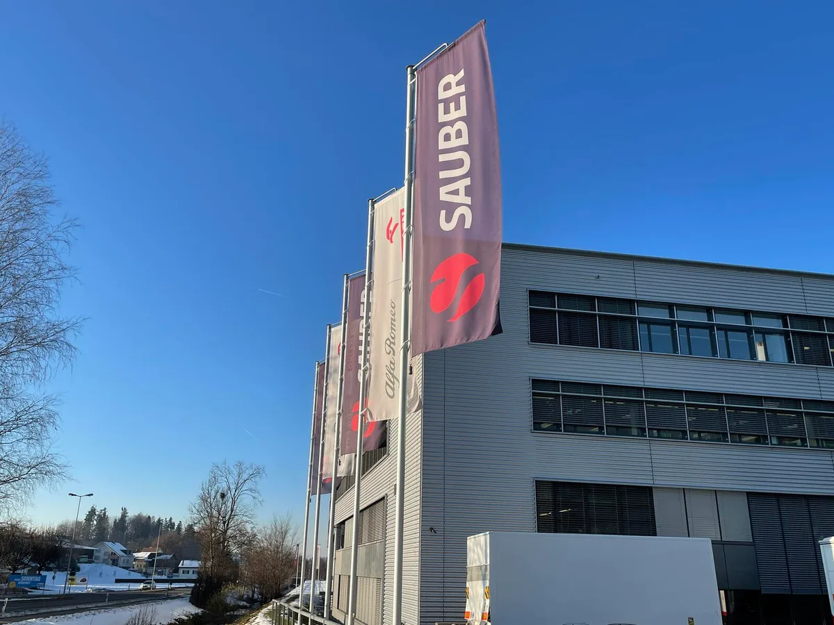 Flaggen beim Sauber-Werk an der Hinwiler Wildbachstrasse. Kommt bald das Audi-Logo hinzu?