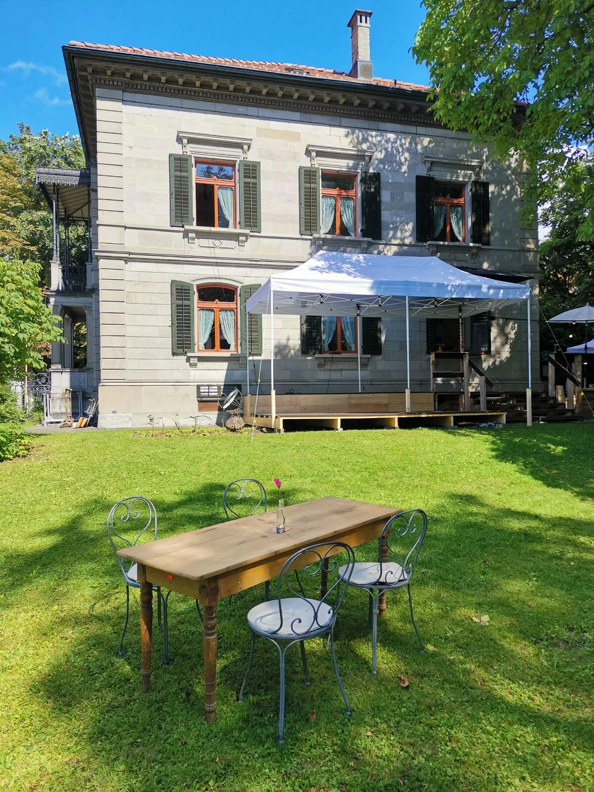 picture-2600 Wird zum Rocktempel: Die Villa Flora in Wald.
