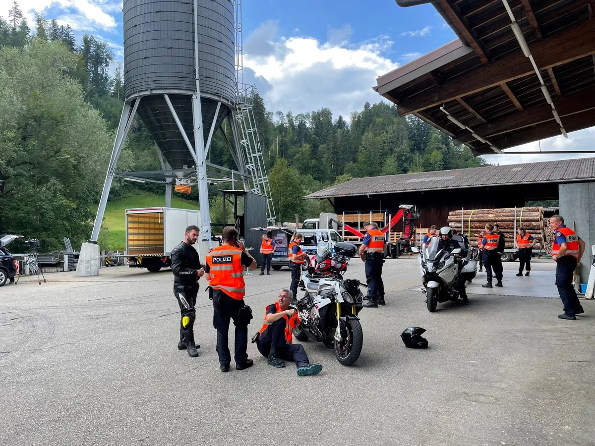 220827_motorradkontrolle_steg_sternenberg-1661615663891 Die Polizei hat im Tösstal Motorräder überprüft und dabei auf Risiken und sichere Fahrweisen aufmerksam gemacht.