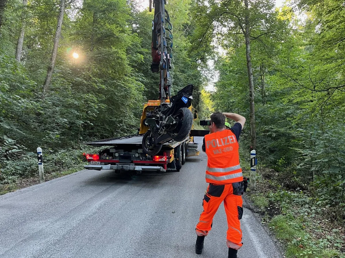 Das Motorrad musste mit einem Kran geborgen werden. Wegen des Unfalls war die Untere Geerenstrasse mehrere Stunden gesperrt.