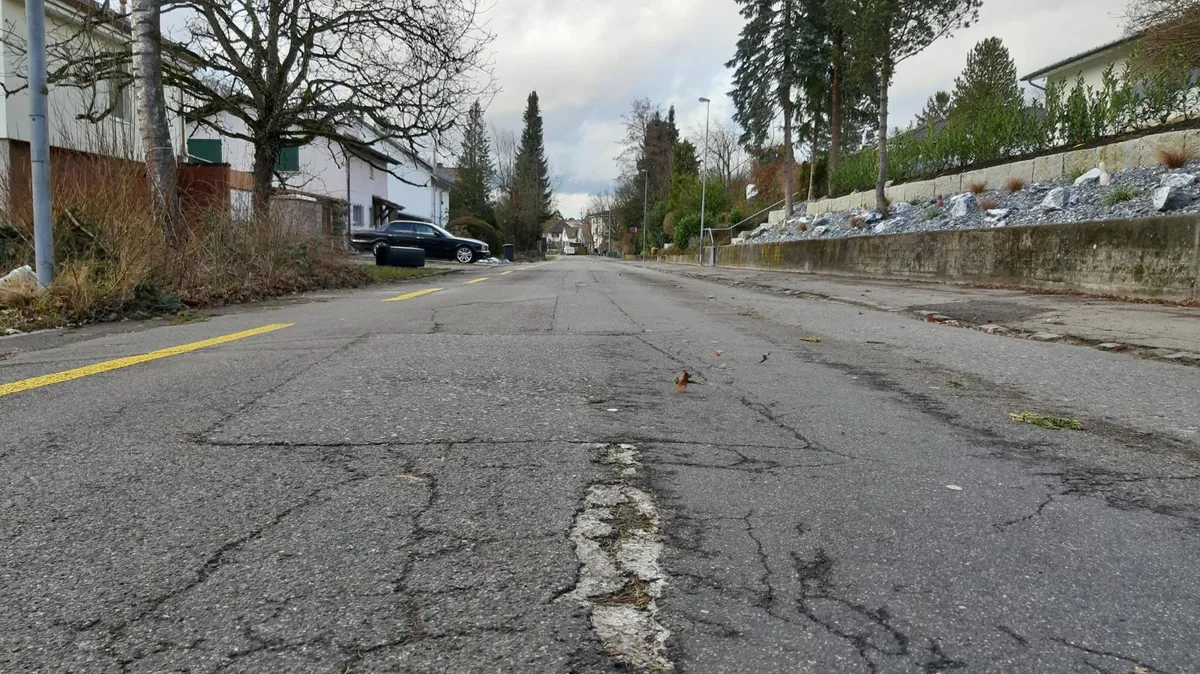 Die Hermikonstrasse mit einem grossen Schaden im Asphalt