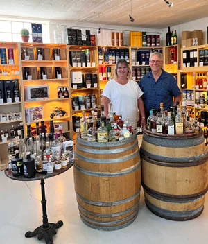 boesch_getraenke Getränkelieferanten Eveline und Erst Bösch wissen, was Oberländer trinken wollen - und was nicht., In der Ustermer Zeughausbar könnte fast jeder Cocktail auch alkoholfrei zubereitet werden, sagt Betreiber Ueli Fritschi. , Im Pfäffiker Restaurant Hecht steigen viele Gäste direkt auf Wasser um.