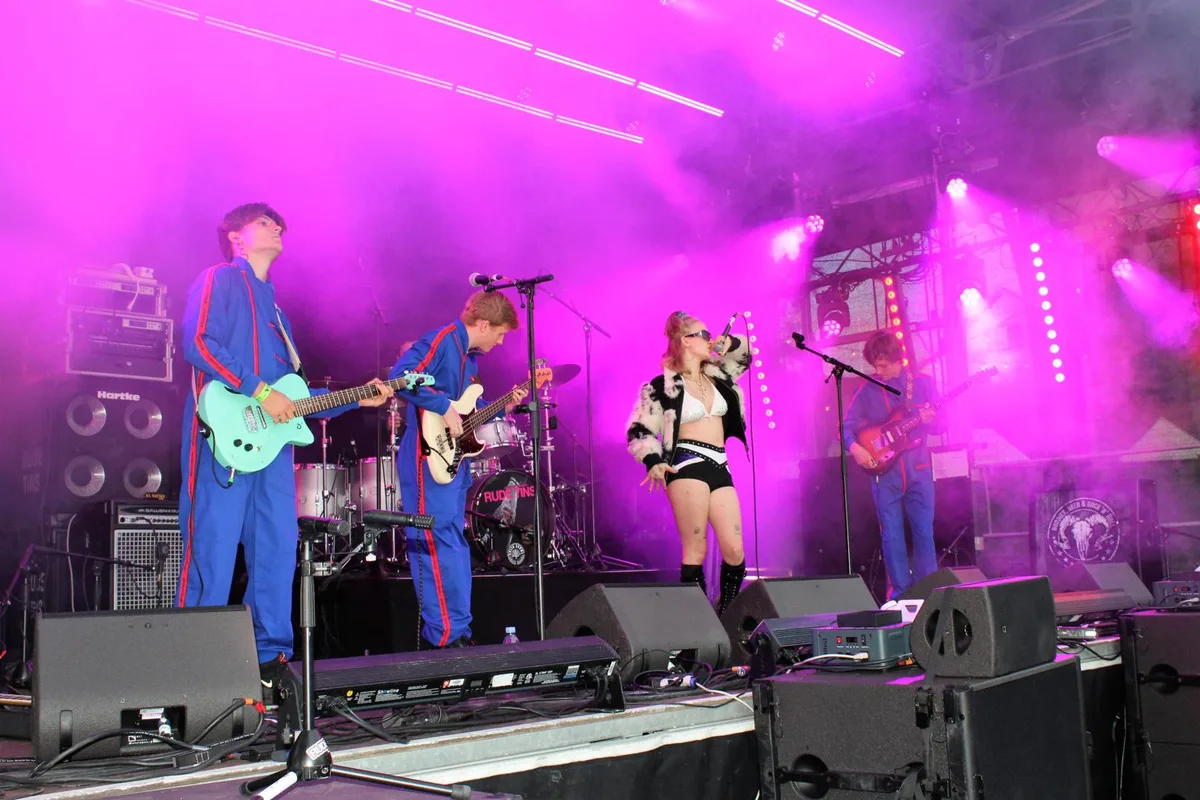 mace_disput_1-1_preview Mit der Band Mace Dispute stand eine Band-it-Finalistin auf der Bühne. , Wenn das Wetter passt, steht der guten Stimmung nichts im Weg., Das Openair-OK (v.l.): Reto Kessler, Michael Schaich, Nathalie Stampbach, Michael Schraner., Bestens vor der Sonne und der Lautstärke geschützt. , Neben der Musik spielt auch der Greifensee eine wichtige Rolle am Openair.