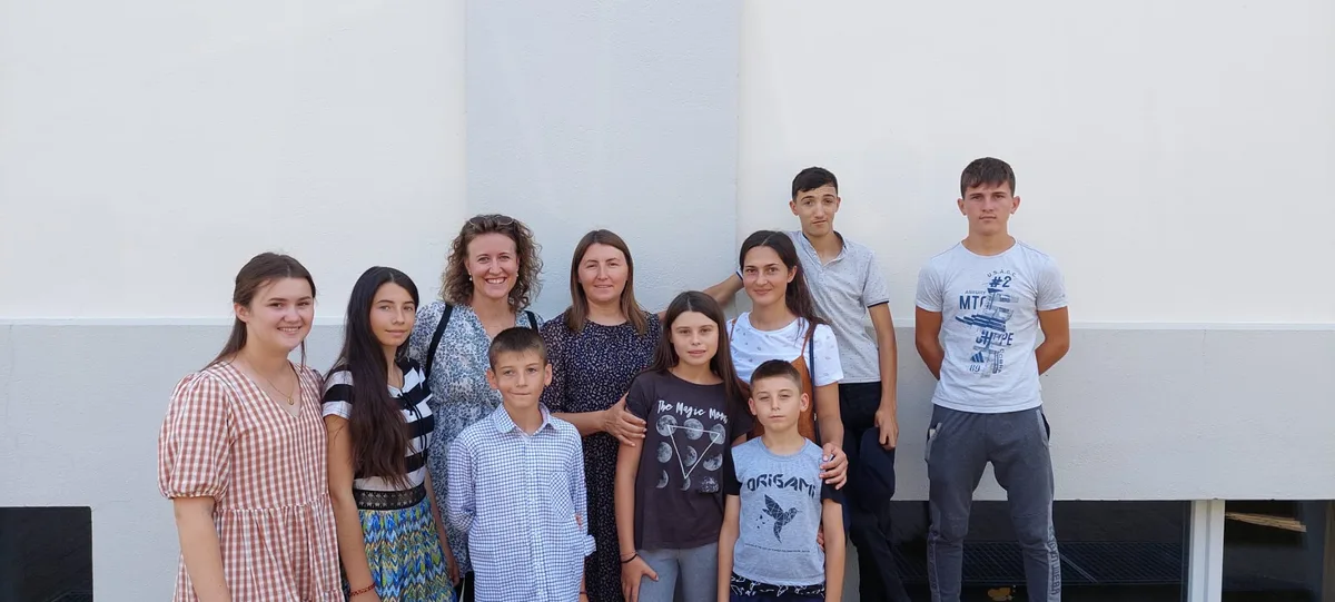 Jacqueline Bachmann (3.v.l.) mit Tamara Bucur (4.v.l) und ihren Pflegekindern. , Bachmann will ermöglichen, dass Bucur in Moldawien ein Gemeinschaftszentrum eröffnen kann.