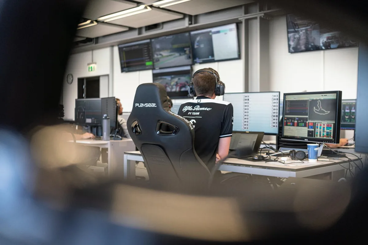 Die Welt der Bildschirme und Datenmonitore: Der Operations Room von Sauber., Rund 30 Personen stehen hier an Rennwochenenden im Einsatz., Ihr Chef ist Juan Rodriguez. Er muss seine Augen und Ohren ständig überall haben., Eine Unmenge von Daten fliessen hier zusammen.