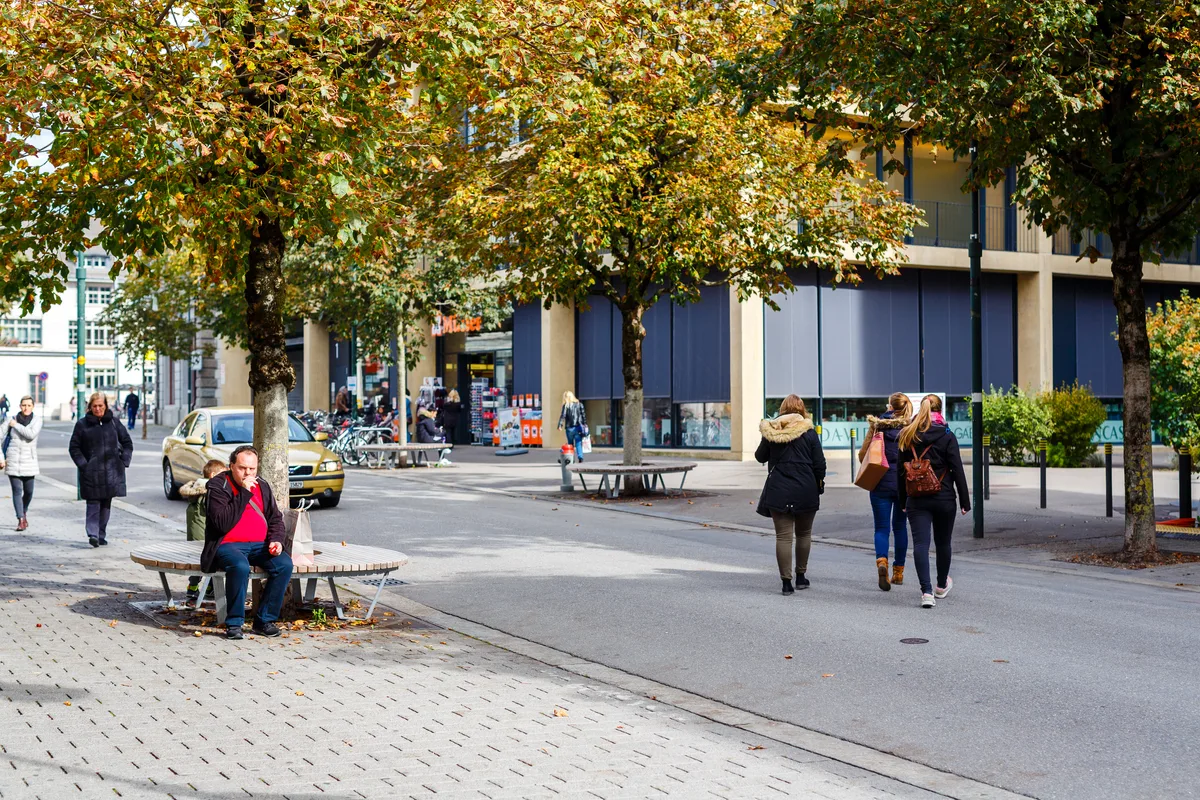 Das Ustermer Stadtzentrum soll künftig häufiger für den Autoverkehr gesperrt werden., Zwischen Frühlings- und Sommerferien sind in der autofreien Zone verschiedenste Aktivitäten geplant., Tempo 30 ist mittlerweile in Uster in verschiedenen Quartieren etabliert, wie hier in der Zimikerstrasse.