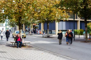 uster_14102016_zentrum_naz-3 Das Ustermer Stadtzentrum soll künftig häufiger für den Autoverkehr gesperrt werden., Zwischen Frühlings- und Sommerferien sind in der autofreien Zone verschiedenste Aktivitäten geplant., Tempo 30 ist mittlerweile in Uster in verschiedenen Quartieren etabliert, wie hier in der Zimikerstrasse.