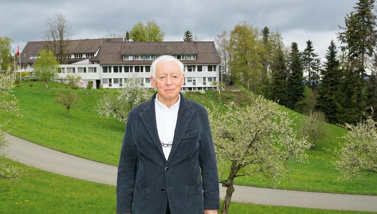 otto-braendli-altersheim-boendler-1 Otto Brändli vor dem Altersheim Böndler: Heute wird der ehemalige Leiter der Höhenklinik Wald 80 Jahre alt.