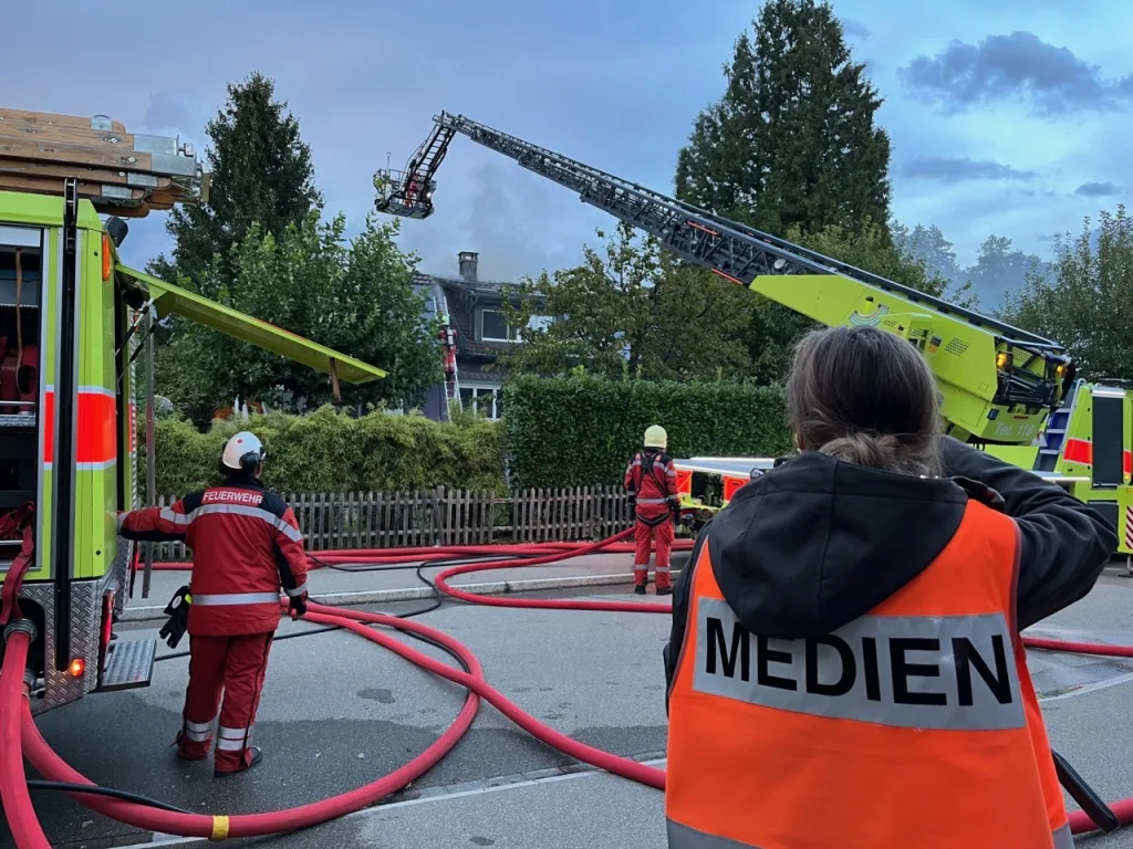 rdz001 Bei einem Grosseinsatz in Zürich hat die Stadtpolizei auf einen Mann geschossen.