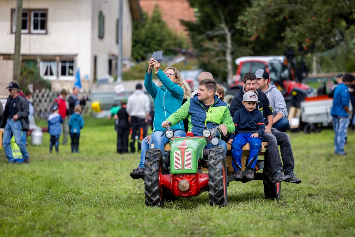 Das Einachsertreffen in Wald war ein Spektakel zum Festhalten., Anwesende machten es sich auf der Ladefläche eines Einachsers bequem., Gelegentlicher Regen tat dem Spass keinen Abbruch., Auch die jüngere Generation kam auf ihre Kosten., Man tauschte sich über Details aus..., ...und bestaunte die Fahrzeuge vor Ort., Das OK ist indes sehr zufrieden mit dem Verlauf des Anlasses., Dieser wird nächstes Jahr wieder durchgeführt.