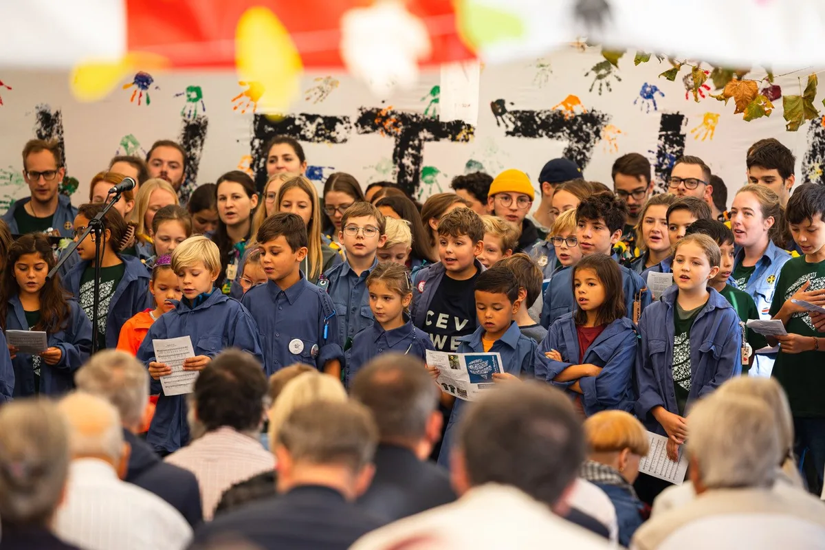 cevi3 Munteres Singen: Die jüngsten Mitglieder der Cevi-Wetzikon singen am 30-Jahr-Jubiläum., Natalie «Yuki» Jakab, PR- und Medienverantwortliche beim Cevi Wetzikon, bemalt am Fest eine Kollegin., Gruppenleiter Fabian «Nerz» Ziegler gefällt seine Gesichtsbemalung offensichtlich.