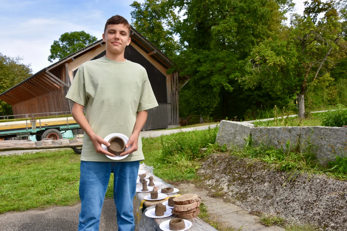 naturwoche_duebendorf_diartiseni_1_mav Diart Iseni von der dritten Oberstufe zeigt, was er mit Lehm erschaffen hat., Unter anderem konnten die Schüler auch ein Hotel für Insekten bauen..., ... oder Samenkugeln, aus denen später verschiedene Pflanzen wachsen.