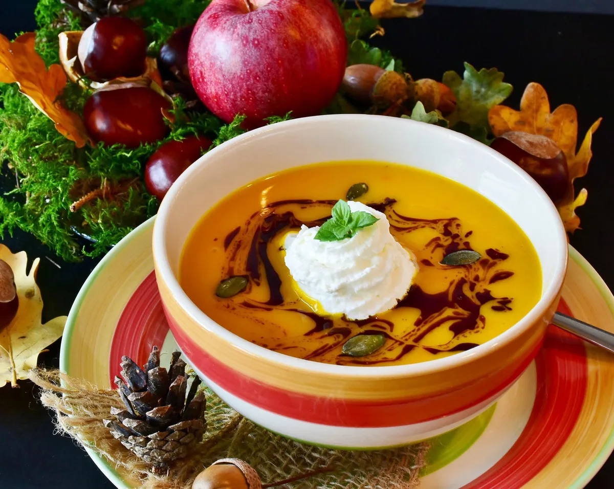 pumpkin-soup-3705294_1920 Schön garniert und mit exotischen Zutaten versehen, überrascht diese Suppe in diesem Herbst.