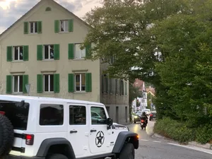 img_2342 Neben dem Alten Schulhaus wird die Gasse eng., Das Alte Schulhaus ist nach dem Entscheid an der Gemeindeversammlung wohl für die nächsten Jahre vor dem Abbruch geschützt.