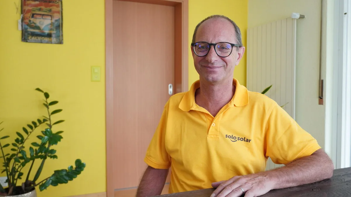Porträtaufnahme von Andrew Knuth in seinem Büro.