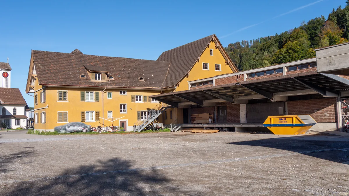 bauma-alter-landi Auf dem Areal des alten Landi entsteht zwar keine Migros-Filiale, aber dafür liegen bereits neue Ideen auf dem Tisch. , Gemeindepräsident Sudler ist zuversichtlich, dass auf dem Gelände eine Überbauung entsteht., Das Gebäude wird in den kommenden Monaten abgerissen.