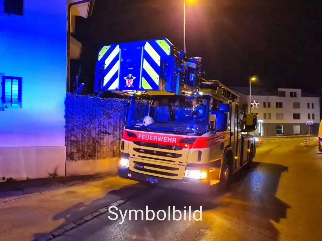 e78a05_6409f4f14b5b4b8d9a2cd3e276df7447_mv2 Die Feuerwehr brachte die Flammen in Rüti rasch unter Kontrolle.