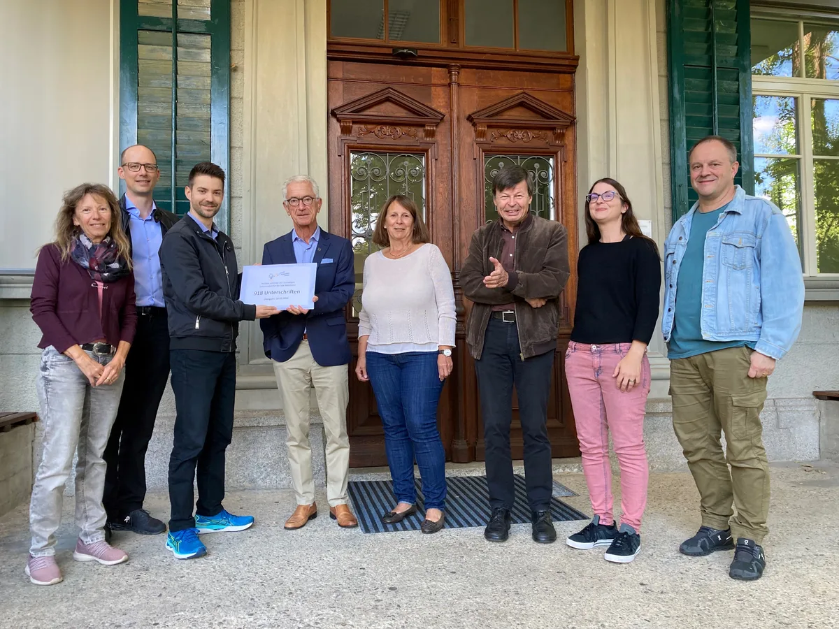 Vertreter des Vereins «Starke Volksschule Zürich» überreichten der Schulpflege eine Petition.