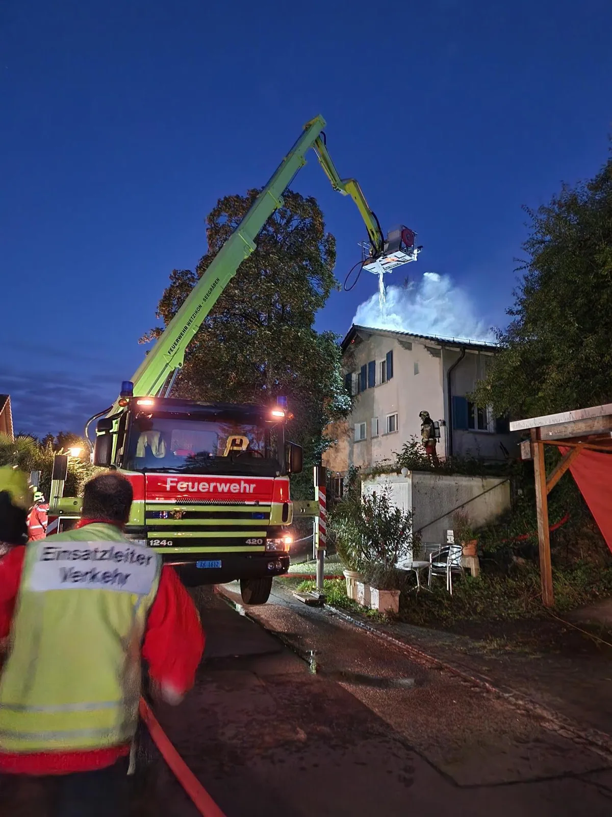 Die Feuerwehr Gossau löscht einen Brand in Grüt.